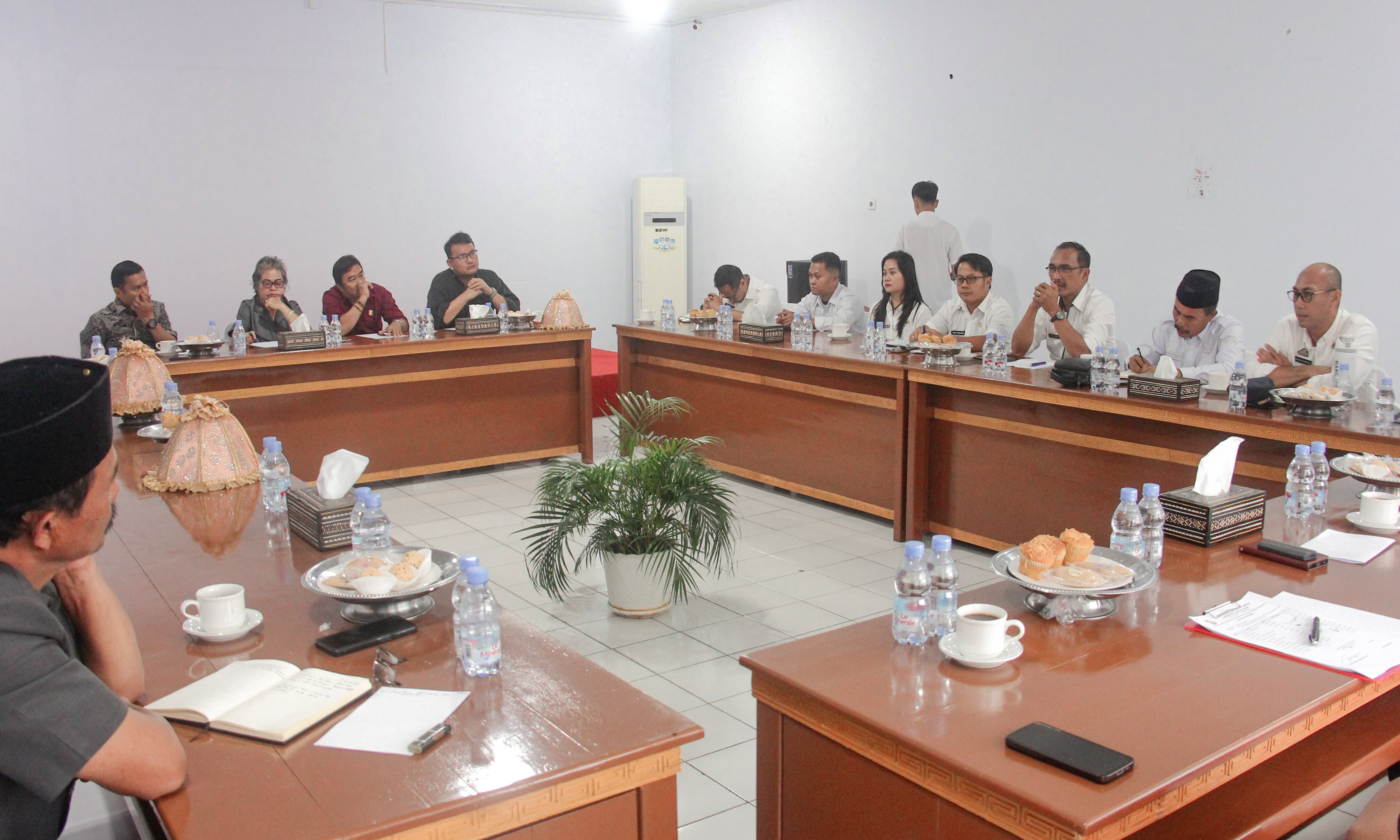 KOMISI II DPRD TORAJA UTARA SOROTI RETRIBUSI PEDAGANG DI ALUN-ALUN RANTEPAO, KOORDINASI BULANAN DISEPAKATI