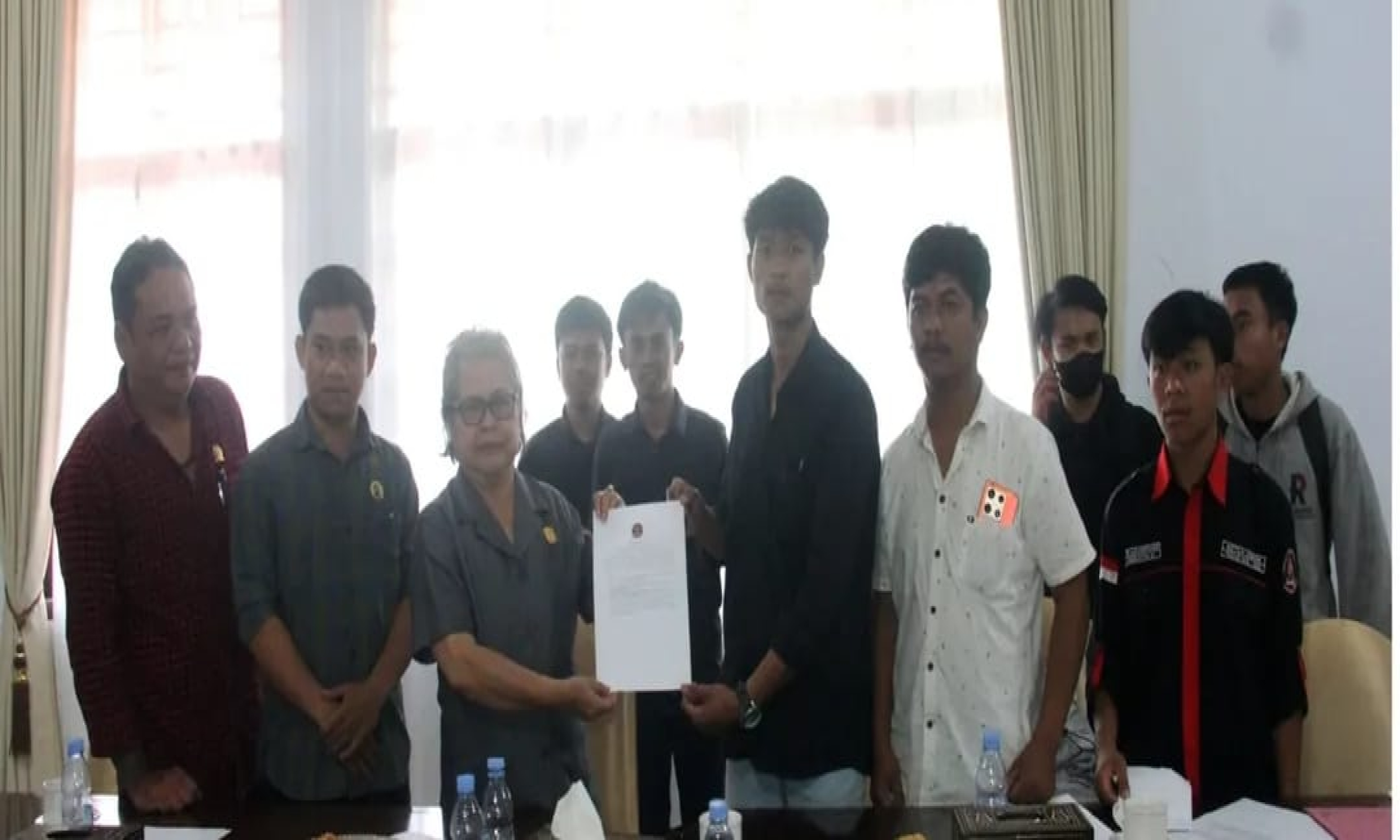 DPRD KABUPATEN TORAJA UTARA MENERIMA AUDIENSI GERAKAN MAHASISWA TORAJA UTARA TERKAIT ASPIRASI ATAS VIDEO YANG DIANGGAP MELECEHKAN HARKAT DAN MARTABAT BUDAYA TORAJA